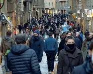  ??  ?? Folla annunciata Por Santa Maria, via Calzaiuoli e Borgo La Croce: tre delle strade del centro di Firenze prese d’assalto ieri per i regali di Natale (Cambi/Sestini)