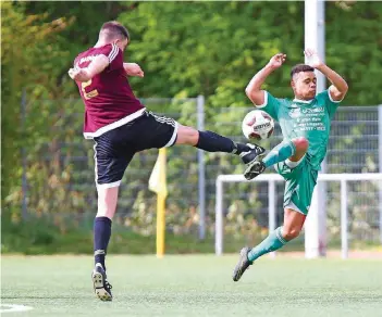  ?? FOTO: WIECK ?? Augen zu und durch: Bildstocks Sven Hüther (links) kämpft im Zweikampf mit Sascha Fess um den Ball. Der Friedrichs­thaler bereitete den Treffer von Nico Kmoch zum 1:1-Endstand vor.