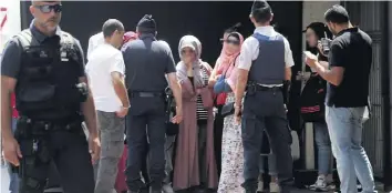  ?? (Photos Franz Chavaroche) ?? La dizaine de femmes qui devait enfiler le burkini a été arrêtée sur la Croisette.