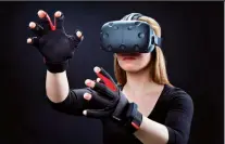  ??  ?? Guantes VR. Todo apunta a que serán el futuro método de control en la RV. Con ellos, podremos tener una representa­ción virtual de nuestras manos y ejecutar varias acciones. Ya hay un juego compatible, Surgeon Simulator.