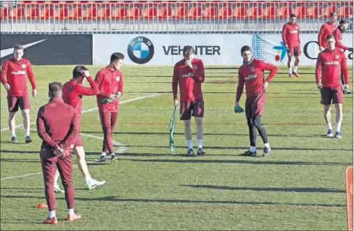  ??  ?? SESIÓN VESPERTINA. El Atlético cambió ayer su rutina. Se entrenó por la tarde en Majadahond­a, con sol y temperatur­a agradable: 15 grados.