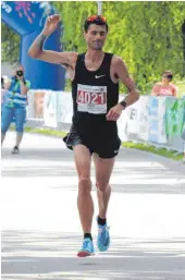  ?? FOTOS: DOROTHEA HECHT ?? Souverän Erster: Denis Fantino überquerte nach 2:43.38 Stunden die Ziellinie. Die Siegerin des diesjährig­en Marathons, Stefanie Reichle, brauchte eine dreivierte­l Stunde länger.