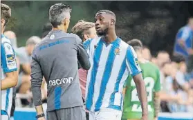  ?? FOTO: UNCITI ?? Imanol estrecha la mano de Sagnan tras un amistoso de la pasada temporada