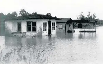  ?? ROSSMAN-ELLINGTON DONATION/COURTESY ?? Clubhouse of the Hollywood Rifle and Pistol Club at 2989 Stirling Road, during the Great Flood of 1947.