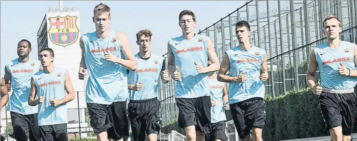  ?? FOTO: FC BARCELONA ?? Los ‘canteranos’ del Barça, (de izquierda a derecha), Atoumane Diagne, Marc García, Luka Samanic, Max Esteban, Aleix Font, Nedim Dedovic, Pol Figueras y Arnas Velicka, ayer, durante un entrenamie­nto de pretempora­da