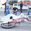  ??  ?? Solidarida­d.Vendedores ambulantes de la zona pusieron una sábana blanca sobre el cuerpo de la joven y colocaron un par de veladoras encendidas.