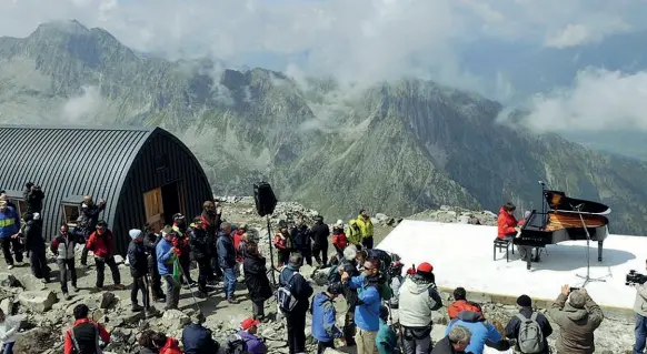  ??  ?? Bach da brividi Ramin Bahrami al passo Lagoscuro nel 2012. Il pianista iraniano tornerà anche quest’anno tra i monti di Ponte di Legno per un concerto e un incontro