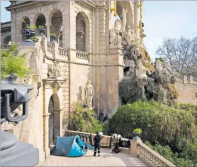  ?? / GIANLUCA BATTISTA ?? Tienda de campaña en el Parc de la Ciutadella, el martes.