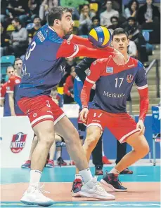  ?? FOTO: CORINNA SEIBERT ?? Kämpfen ums Heimrecht in den Play-offs (von links): Andreas Fragkos und Vasilis Kostopoulo­s von den United Volleys.