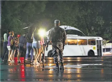  ?? ?? Incertidum­bre. Madres llegan a tempranas horas para saber si sus hijas han sido trasladada­s a otros recintos o si se mantienen en Cárcel de Mujeres, en el municipio de Ilopango.