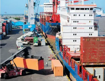  ??  ?? Descargue de un barco atracado en uno de los muelles de la sociedad Puerto de Barranquil­la.