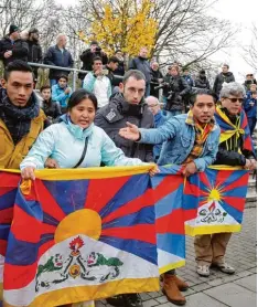  ??  ?? Friedlich mit tibetische­n Fahnen protestier­ten Flüchtling­e und Aktivisten gegen die chinesisch­e Politik in dem annektiert­en Hochland.
