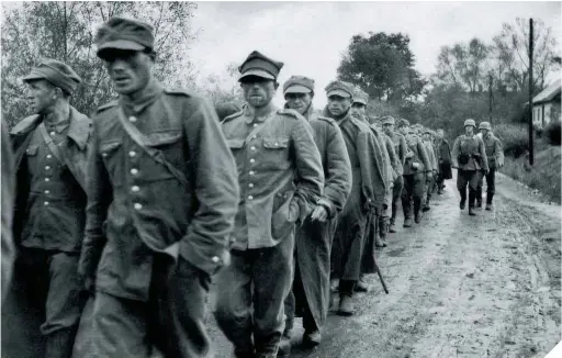  ??  ?? La campaña de septiembre pulverizó las defensas de Polonia –embestida por dos frentes– en poco más de un mes. A la derecha, las tropas alemanas en la capital, Varsovia, que se rindió el 27 de septiembre tras un largo asedio.