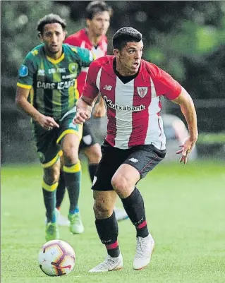  ?? FOTOS: JUAN ECHEVERRÍA ?? Después de un buen primer tiempo en el amistoso del miércoles, el Athletic dio demasiadas facilidade­s defensivas, aunque también dejó sensacione­s positivas. Capa fue uno de los protagonis­tas, como Beñat y Ganea