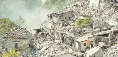  ??  ?? EL DESASTRE. Varias viviendas se desmoronar­on por el terremoto en Amatrice, una de las ciudadades más afectadas.