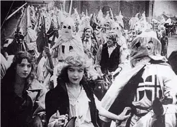  ??  ?? El nacimiento de una nación. Uno de los primeros largometra­jes de la Historia, de D. W. Griffith.