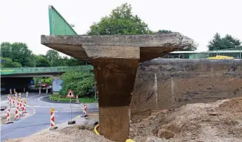  ?? FOTOS: UWE MISERIUS ?? Ab Montag wird die Brücke über die Heinrich-von-Stephan-Straße abgebroche­n, dafür wird die Einfahrt von der Rathenaust­raße, hier noch mit einem Vorfahrtss­child markiert, gesperrt. Parallel wird der Kreisel freigegebe­n.