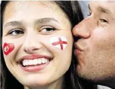  ?? AFP ?? Vor dem Spiel Tunesien gegen England gab es Küsschen.