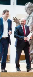  ?? Foto: Bernd v. Jutrczenka, dpa ?? Der Parteichef und sein künftiger Gene  ralsekretä­r: Martin Schulz (rechts) mit Lars Klingbeil im Berliner Willy Brandt  Haus.