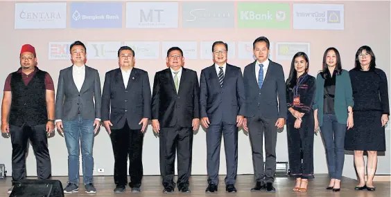  ?? PHOTOS BY SOMCHAI POOMLARD ?? Worachai Bhicharnch­itr, vice-chairman of Bangkok Post Plc’s board, fifth from left, poses with (from left) Anurak ‘Hasun’ Sanruethai, online entreprene­ur; Thanawat Malabuppha, CEO and co-founder of Priceza; Suwanchai Lohawatana­kul, director general, Office of SMEs Promotion; Suvit Maesincee, Minister of Higher Education, Science, Research and Innovation; Piroon Paireepair­it, head of 5G Working Group, True Corporatio­n; Suchaya Paleewong, marketing manager, Shopee Thailand; Sakulrat Tanyongsir­i, of the Line Company (Thailand); and Thantika Bodhisompo­n, executive vice-president, Bangkok Bank Plc.