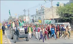  ?? HT ?? Farmers doing a rehearsal for the tractor parade in Sambhal on Thursday.