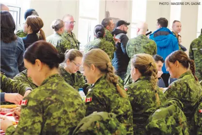  ?? PHOTO : IMAGERIE CPL GAGNÉ ?? La cafétéria du mess des rangs junior était remplie à pleine capacité le 21 novembre lors du traditionn­el dîner- spaghetti au profit du Fonds de charité de la Base. L’activité a permis de récolter près de 2 000 $.