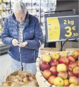  ?? Ferran Nadeu ?? Departamen­t de fruiteria en un supermerca­t de Barcelona.