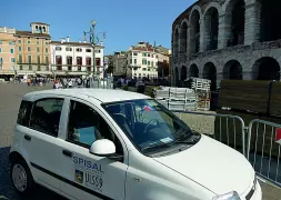  ??  ?? Ispettori L’auto dello Spisal ieri mattina in Arena dopo l’infortunio: sullo sfondo il materiale che veniva scaricato ieri mattina (Sartori)