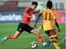  ?? ?? Outstandin­g…Son Heung-min takes on the Sri Lanka defence in Hwaseong in 2019