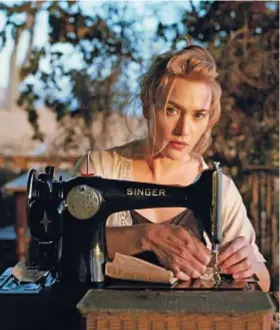  ?? ?? LA SARTA "FATALE"
Kate Winslet, 48, alla macchina da cucire nel film The Dressmaker - Il diavolo è tornato.