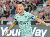  ??  ?? Polémica. Mesut Özil, uno de los jugadores que inhalaron el gas de la risa.