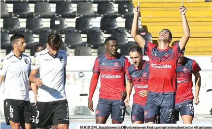  ??  ?? MAIS UM. Jogadores da Oliveirens­e em festa perante desalento dos vitorianos