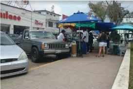  ?? ANAHY MEZA ?? Las calles principale­s de Altamira se han llenado de puestos.