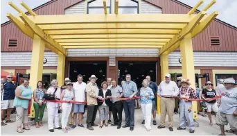  ??  ?? La communauté de Bouctouche a coupé le ruban de son nouveau marché des fermiers, samedi. - Gracieuset­é