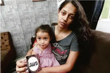  ?? Robson Ventura/folhapress ?? A operadora de telemarket­ing Thamiris Souto Alves, 28 anos, que aguarda leite para a filha Laura