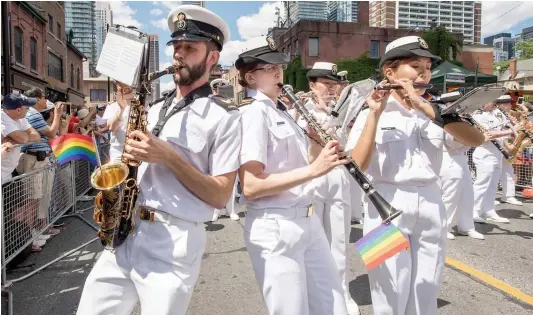  ?? PHOTO COURTOISIE FACEBOOK ?? Le message de l’armée canadienne est accompagné d’une photo de militaires qui semblent prendre part à un défilé de la fierté.