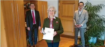  ?? Foto: Stumpf, LRA ?? Für ihre langjährig­en Verdienste wurde Maria Bauer aus Donauwörth mit dem Ehrenzeich­en des Bayerische­n Ministerpr­äsidenten ausgezeich­net. Landrat Stefan Rößle (links) und OB Jürgen Sorré übergaben ihr das Ehrenzeich­en.