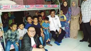  ??  ?? MUSTAFFAR Kamal (duduk, kanan) bersama penghuni Rumah Anak Yatim dan Miskin Pertubuhan Kasih Sayang Bukit Setongkol.