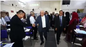  ??  ?? Manyin shakes hands with some of the headmaster­s and principals attending the ‘Bengkel Memperkasa Pengurusan dan Kepomponan Sekolah Rendah Negeri Sarawak’ which was launched yesterday at IAB, Sarawak branch.