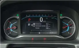  ??  ?? El tablero de instrument­os está conformado por una gran pantalla color en posición central. Es configurab­le, pero con un diseño simple. Tiene climatizad­or trizona y cámara trasera con diferentes ángulos de visión.