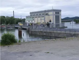  ??  ?? GAMMAL. Utskovsdam­men ligger mellan kraftverke­t och Inlandsön.