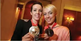  ?? FOTO: NTB SCANPIX ?? Kristine Lunde-borgersen (t.v.) er imponert over tvillingsø­ster Katrine i VM. Her feirer de sølvmedalj­ene i EM i 2012 sammen.