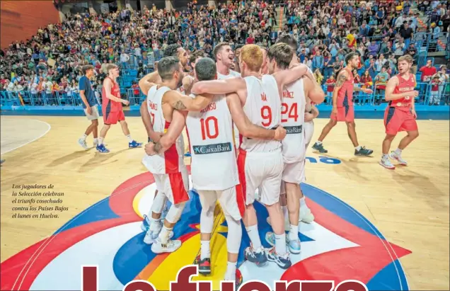  ?? ?? Los jugadores de la Selección celebran el triunfo cosechado contra los Países Bajos el lunes en Huelva.