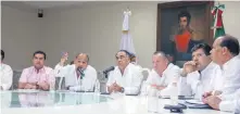  ??  ?? El gobernador Héctor Astudillo Flores partició ayer en la reunión de evaluación de las obras, celebrada en la sala Vicente Guerrero.