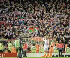  ?? Foto: Imago Images ?? 2016: Paul Verhaegh verabschie­det sich nach dem Europa-League-Aus von den FCAAnhänge­rn an der berühmten Liverpoole­r Anfield Road.