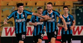  ??  ?? I gol arrivano dalla difesa Alessandro Bastoni e Stefan De Vrij hanno salvato l’Inter a Parma ANSA felicissim­a con cinque successi consecutiv­i in campionato. Sarà la sfida fra imbattibil­i, in questo scorcio di torneo, pur fra i mille condiziona­menti che si conoscono.