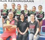  ??  ?? Wee (centre), Bogomil and Gergana with the girls team (left photo) and the boys team (right) after the prize presentati­on.