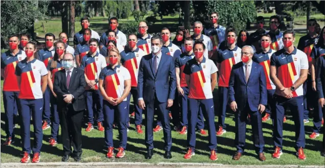  ??  ?? El presidente Pedro Sánchez, el ministro Iceta y Alejandro Blanco (COE), junto a deportista­s como Lydia Valentín, Laia Palau y Niko Shera en la Zarzuela.