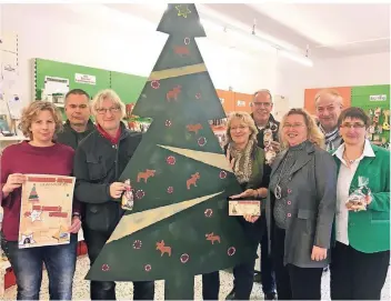  ?? RP-FOTO: CATTELAENS ?? Einige Mitglieder der Initiative Kellen präsentier­ten die Weihnachts­aktion, bei der Kinder profitiere­n sollen. Außerdem werden Spenden für Hospize in Kleve gesammelt.