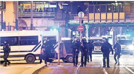  ?? FOTO: AFP ?? Am Abend in Straßburg: Polizisten schirmen den Einsatzort ab.